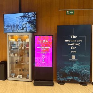 55inch Indoor Digital Signage Display Totem