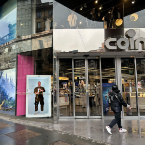 86 inch High Brightness Transparent 3D Hologram Display Outdoor Beam Box